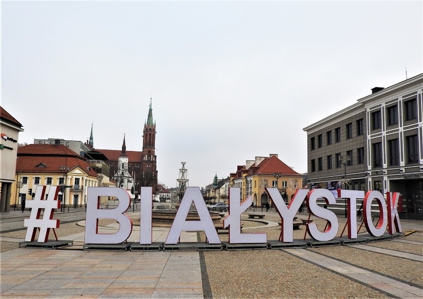 Ogromna bombka ozdobi Rynek Kościuszki. Niedługo białostoczanie będą mogli zrobić sobie w niej zdjęcie (zdjęcia)              