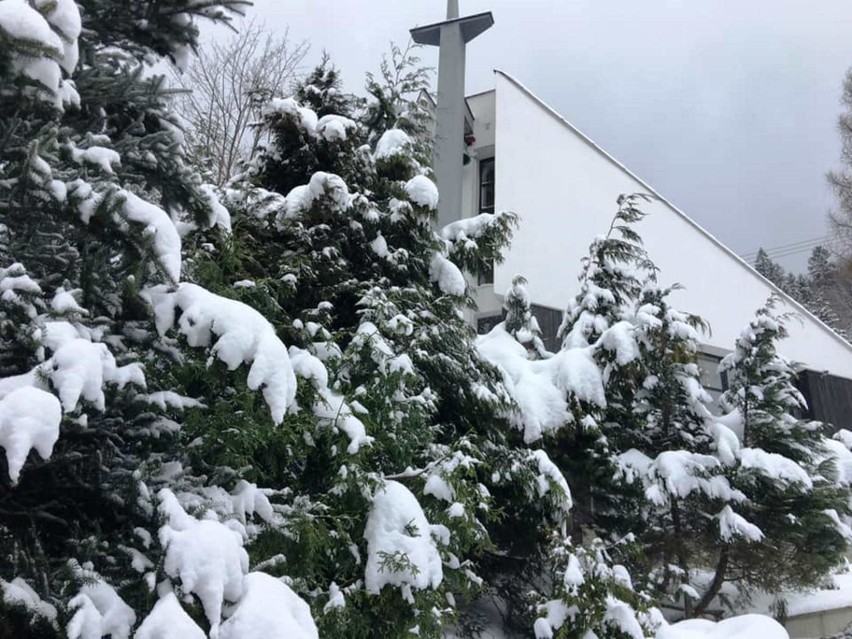 W Szczyrku 8 kwietnia sceneria zimowa - w tle kościół...