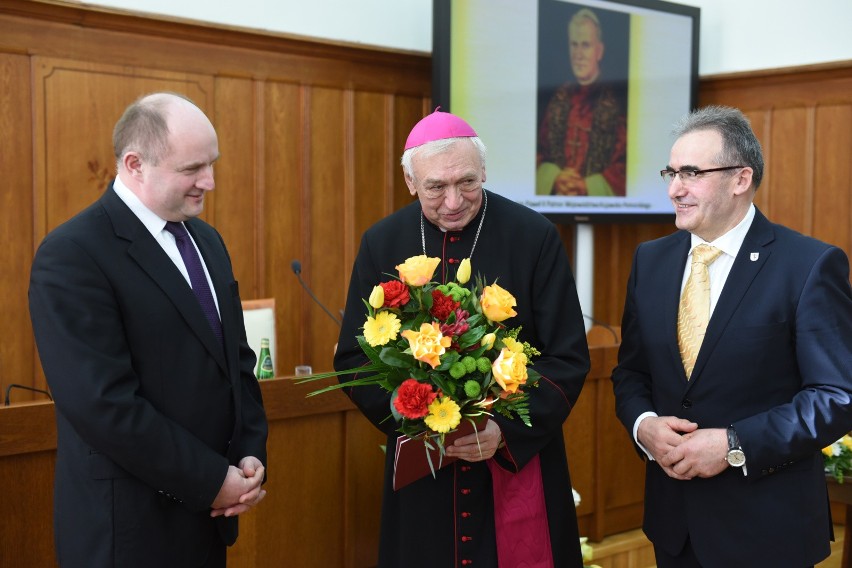 Jan Paweł II stał się oficjalnie patronem województwa...