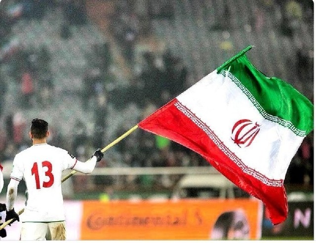 Nie tylko Irańczycy z uwagą obserwują zachowanie swoich piłkarzy na mistrzostwach świata w Katarze.