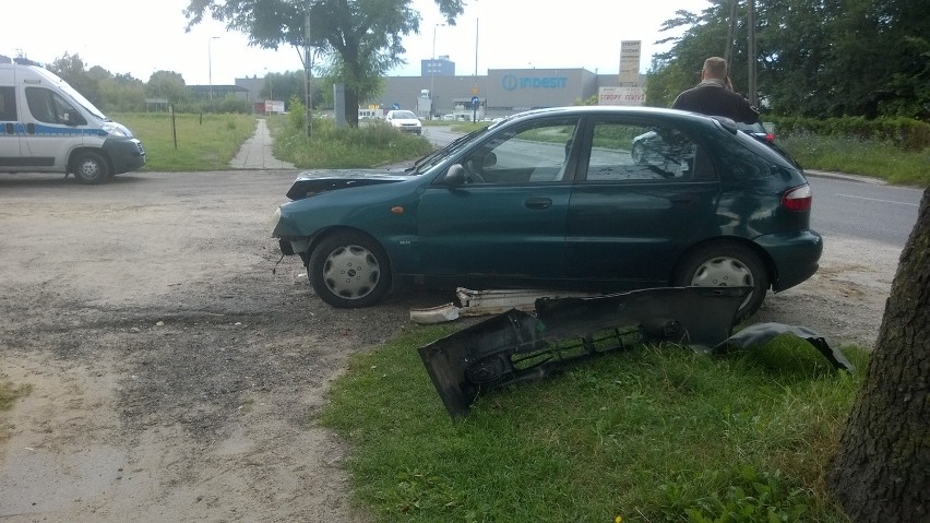 Wypadek na Tomaszowskiej. Zderzenie daewoo z ciężarówką [ZDJĘCIA]