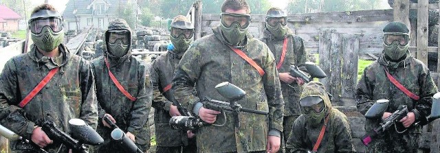 Mundury, spluwy, okulary i maski na twarzach - jak widać, pierwszoklasiści Zespołu Szkół Rolniczych w Cudzynowicach ruszyli na „paintballową wojnę“ w pełnym uzbrojeniu.