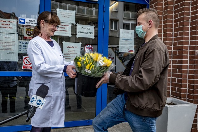 W Poznaniu dostawcy z kwiatami od Bogdana Królika pojawiły się przy Szpitalu Miejskim im. Franciszka Raszei oraz przy Wielospecjalistycznym Szpitalu Miejskim im. J. Strusia.