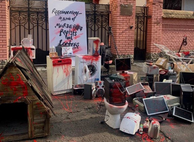"Krwawy" happening przed budynkiem byłego konsulatu rosyjskiego we Lwowie.
