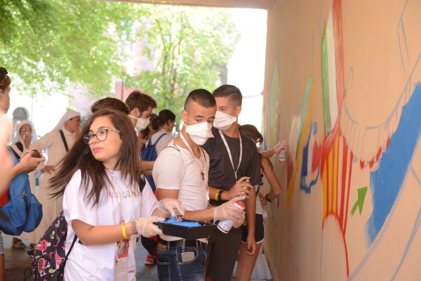 Młodzi ludzie namalowali nowy mural w Zielonej Górze.