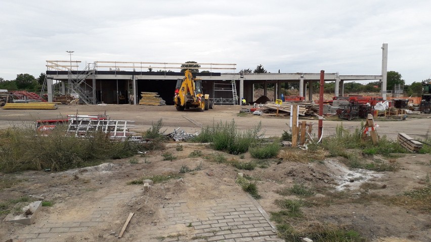 Stadion w Szczecinie w przebudowie. Widać już pierwsze piętro budynku centrum szkolenia 