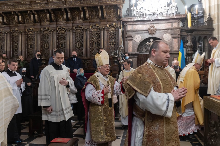 "Niebezpieczeństwo wojny na Ukrainie jest coraz większe". W Krakowie odbyła się msza święta w intencji pokoju