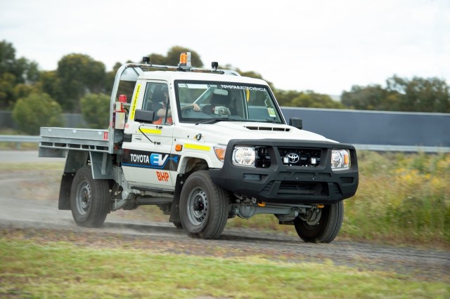 Toyota opracowała Land Cruisera z silnikiem elektrycznym do pracy pod ziemią. Prototyp trafił do testowania do kopani niklu australijskiego koncernu wydobywczego BHP. Bezemisyjna terenówka powstała z myślą o tym, by zwiększyć bezpieczeństwo górników i ograniczyć emisyjność przemysłu wydobywczego.Fot. Toyota Australia