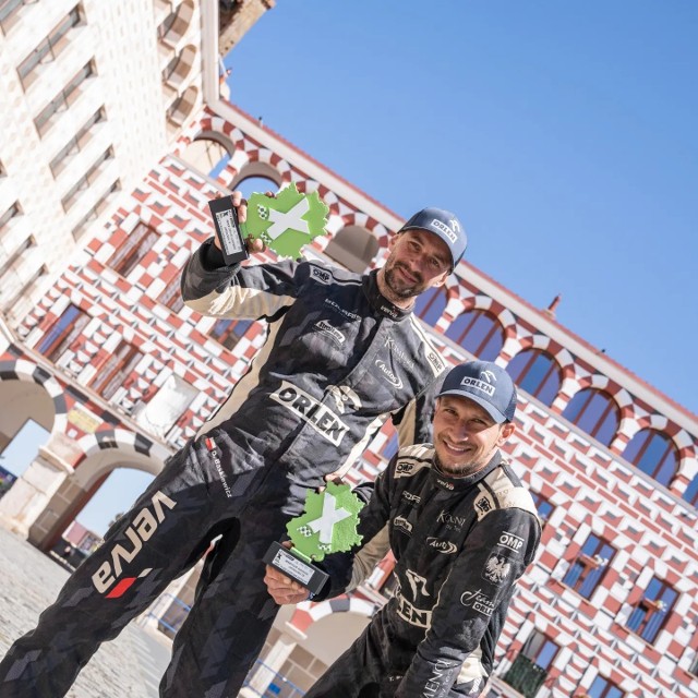Dariusz Baśkiewicz i Tomasz Białkowski na mecie w Badajoz z trofeami za zwycięstwo w rajdzie Baja TT Dehesa Extremadura