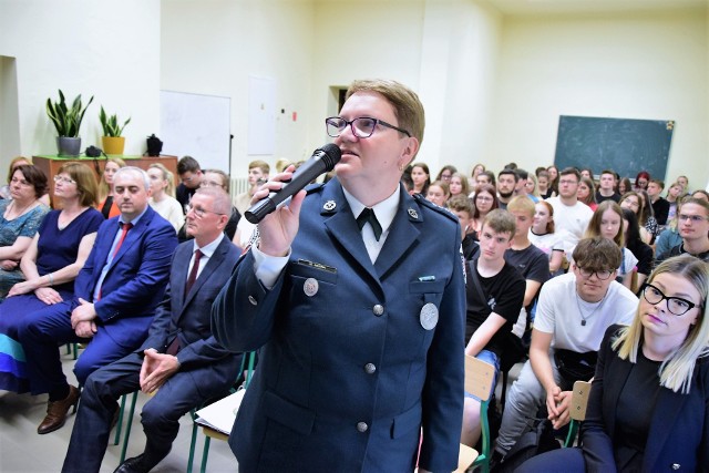 Uczniowie technikum ekonomicznego w tarnobrzeskim "Rolniku" poznają organizację, rolę i zadania Krajowej Administracji Skarbowej oraz wchodzącej w jej skład służby celno-skarbowej.