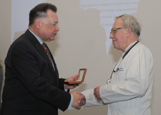 Medal Pro Masovia wręczył pulmonologowi Wojciechowi Szafrańskiemu marszałek Adam Struzik