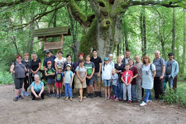 Kto się zdecydował na wędrówkę, na pewno nie żałował. A zdjęcie przy dębie Bartek - bezcenne do albumu.