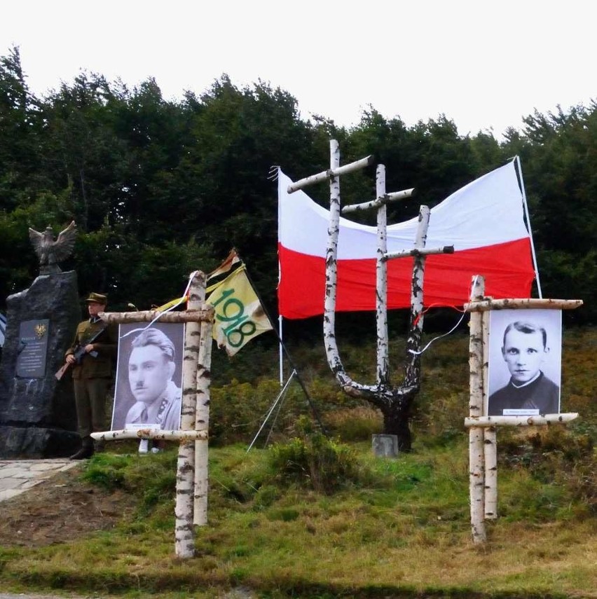 Nowy orzeł na obelisku na 20. mszę ku czci ks. Gurgacza na Hali Łabowskiej