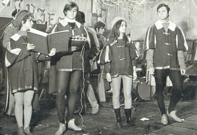 Studenci  z kluczami od bram miasta - Park Leśny, otrzęsiny  1971 r.