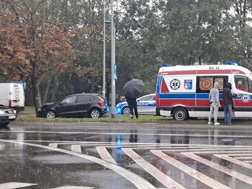 Białystok. Wypadek na ul. Branickiego. Kierowca osobówki uderzył w drzewo. Poszkodowana kobieta [ZDJĘCIA]