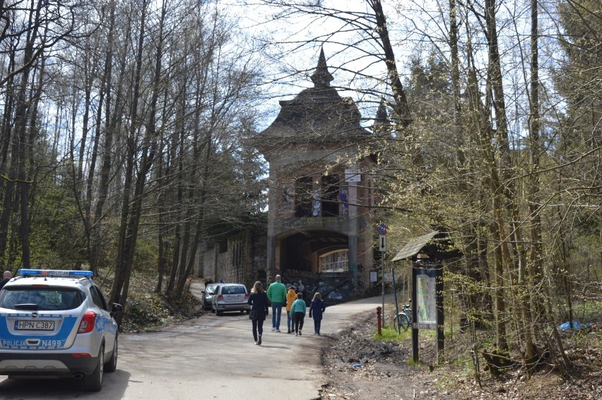 Zamek w Łapalicach wciąż oblegany przez turystów. Nie zniechęca ich nawet zakaz wejścia na teren budowli