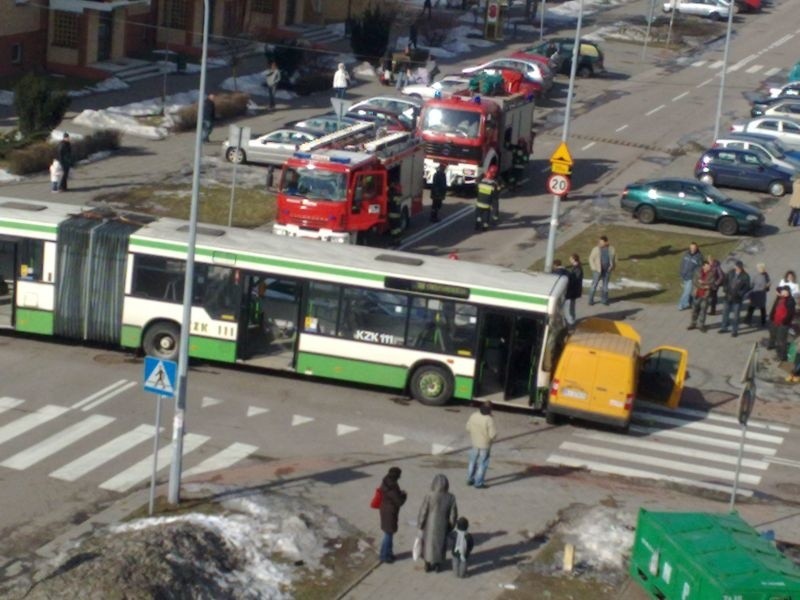 Poważny wypadek na TBS. Autobus uderzył w kobietę w ciąży! (zdjęcia)