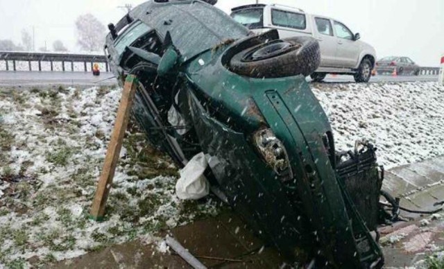 Auto dachowało na S3 na wysokości Świebodzina.