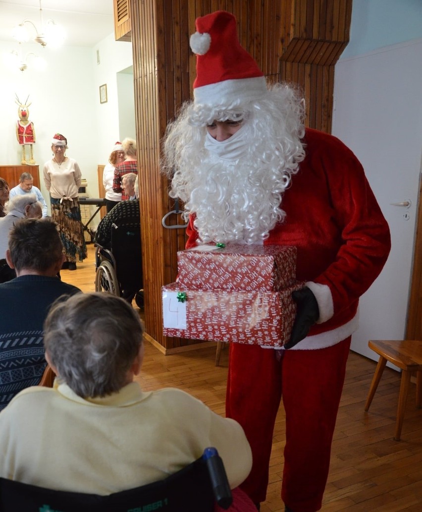 Pensjonariusze Domu Pomocy Społecznej w Kluczborku napisali listy do świętego Mikołaja i czekają na prezenty. Nie mają wygórowanych marzeń