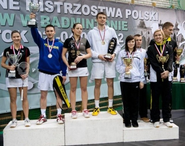 Anna Belicka (druga z prawej, na pierwszym planie) stanęła na najniższym stopniu podium podczas Mistrzostw Polski Seniorów w Białymstoku.