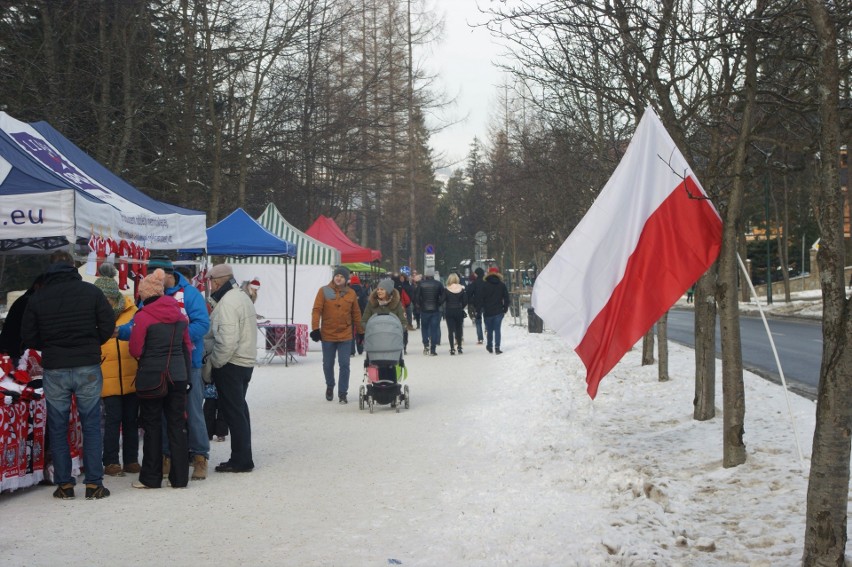 Puchar Świata w skokach: Zakopane opanowali już biało-czerwoni kibice [ZDJĘCIA]