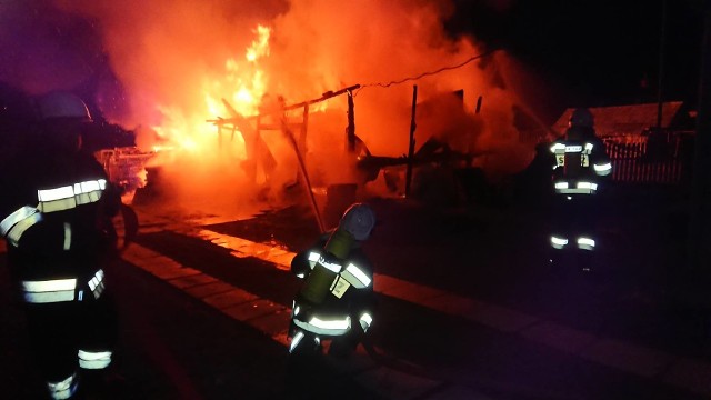 Policjanci wyjaśniają okoliczności pożaru, do którego doszło dziś w nocy w Bratkowicach. Podczas akcji gaśniczej, w zajętym ogniem garażu, znaleziono ciało właściciela posesji.Po północy dyżurny rzeszowskiej komendy policji został powiadomiony o pożarze w Bratkowicach. Ze wstępnych ustaleń wynika, że pożar wybuchł w drewnianym garażu znajdującym się na prywatnej posesji. Podczas akcji gaśniczej, w zajętym ogniem budynku, znaleziono ciało 32-letniego mężczyzny. Przeprowadzono oględziny miejsca zdarzenia z udziałem biegłego ds. pożarnictwa. Policjanci pod nadzorem prokuratora ustalają dokładne okoliczności i przyczyny tego pożaru.  Zobacz także: Wybuch gazu w domu jednorodzinnym w Oleszycach. Z ogniem walczyło kilka zastępów straży pożarnej