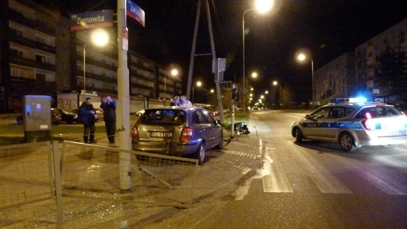 Pijany kierowca na Olechowie! Zniszczył sygnalizację przy przejściu dla pieszych [zdjęcia]
