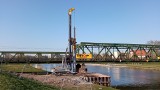 Opole. Rozpoczęto budowę nowego mostu kolejowego przez Odrę. Powstaje kolejny peron, remontowane są torowiska
