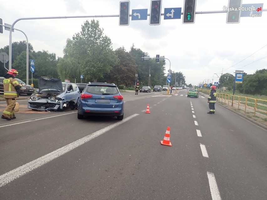 W Będzinie na ul. Będzińskiej zderzyły się dwa samochody....