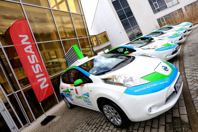 Nissan Leaf 1 marca nastąpiło przekazanie pierwszej partii 20 elektrycznych Nissanów Leaf stanowiących początek elektrycznej floty Electric Taxi w Warszawie. To pierwszy tak duży projekt związany z samochodami elektrycznymi w Polsce.Fot. Nissan