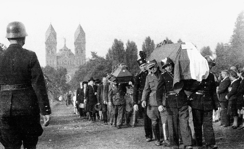 Uroczysty pogrzeb rozstrzelanych w 1939 roku, których ciała...