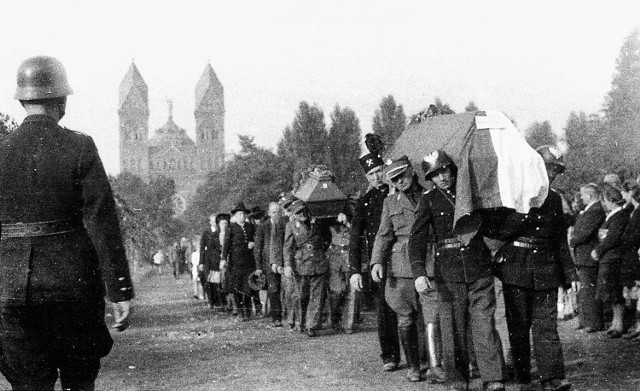 Uroczysty pogrzeb rozstrzelanych w 1939 roku, których ciała w roku 1947 ekshumowano z mogił w Lasach Panewnickich