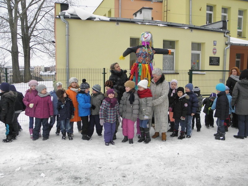 Przywitanie "zimowej" wiosny przez dzieci z Przedszkola nr 3...