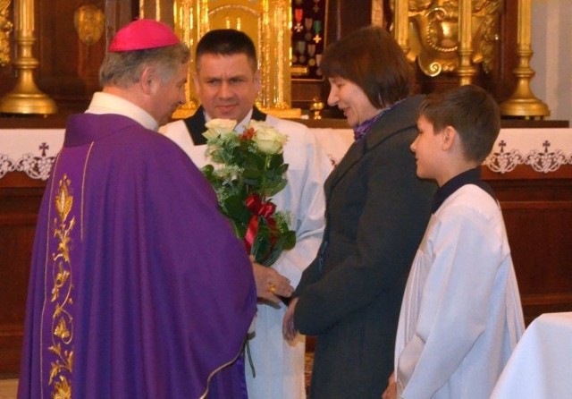 - Za Radom modlimy się już 11 lat, tyle lat ile ma nasz syn Antek &#8211; mówiła Iwona Biel razem z mężem Zbigniewem i synem Antonim, wręczając kwiaty księdzu biskupowi Henrykowi Tomasikowi.