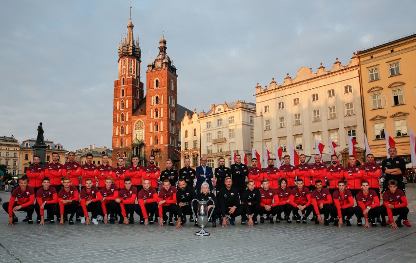 Drużyna Cracovii robiła zdjęcie na Rynku Gł., a potem...