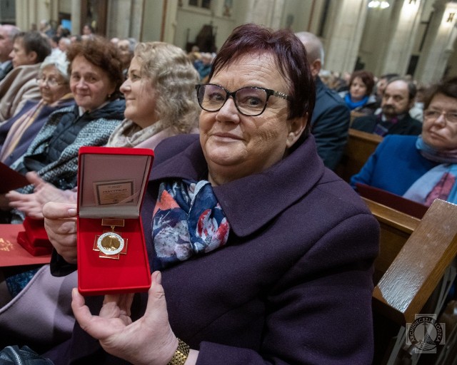 Maria Strugińska - Felczyńska jest prezesem Akcji Katolickiej Archidiecezji Łódzkiej. Otrzymała złoty medal. Kto jeszcze? Zobacz na kolejnych zdjęciach