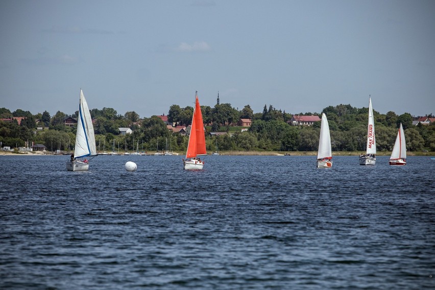 Tarnobrzeg. Żeglarskie załogi zmagały się na Jeziorze Tarnobrzeskim w pierwszych regatach z cyklu Forbet Cup 2023. Zdjęcia i wyniki 