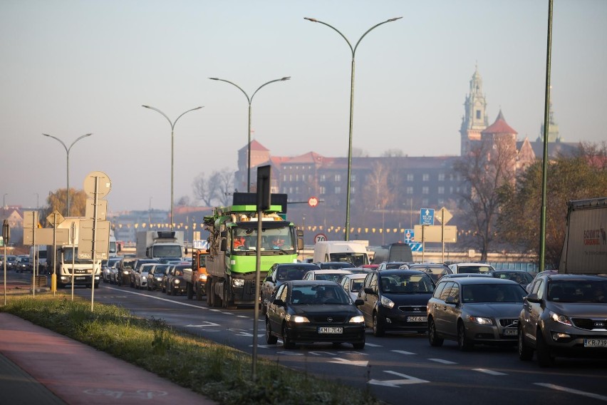 Prokurator Generalny Zbigniew Ziobro przeciwko unijnemu zakazowi korzystania z samochodów spalinowych