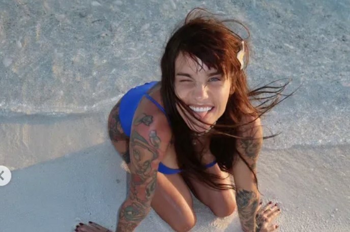 Karolina Gilon prezentuje ciało na jednej z plaż Malediwów. Jest na co popatrzeć ZDJĘCIA