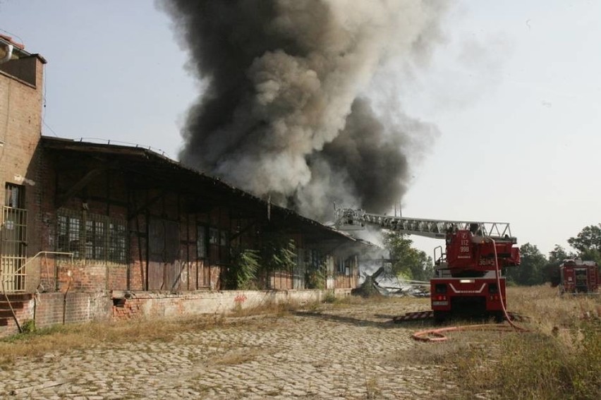 Legnica: Groźny pożar magazynów przy dworcu PKP. 13 zastępów strażaków w akcji [ZDJĘCIA]