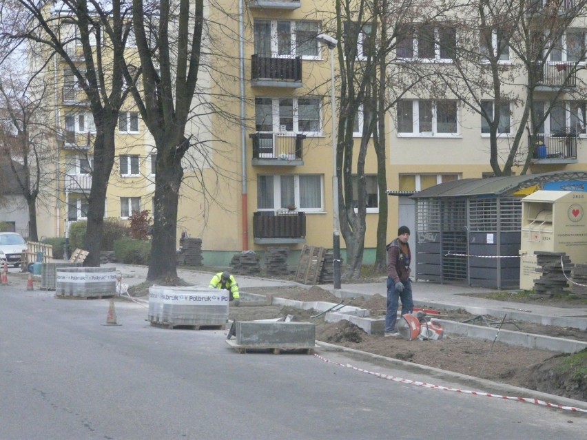 Robotnicy kończą budowę nowych chodników. Będzie też odnowiony parking ZDJĘCIA