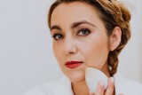 Idealny makijaż na wesele dla mamy, cioci, świadkowej albo przyjaciółki. Jak wykonać trwały i piękny make-up? Zobacz trendy tego sezonu