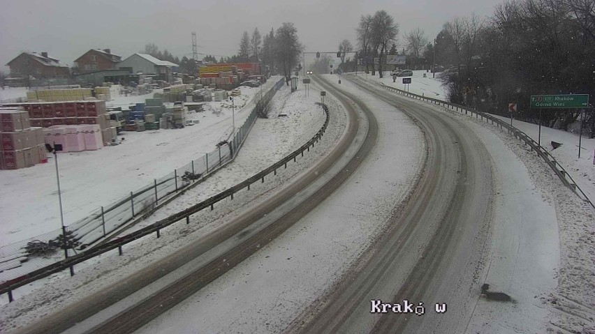 Na wielu drogach w Małopolsce panują trudne warunki drogowe....