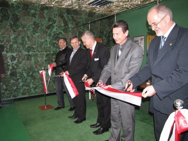 Uroczystego przecięcia wstęgi dokonali (od prawej): Włodzimierz Gałecki, Marian Grzegorczyk, Marek Kamiński, Krzysztof Łukaszewski oraz Alfred Załęgowski.