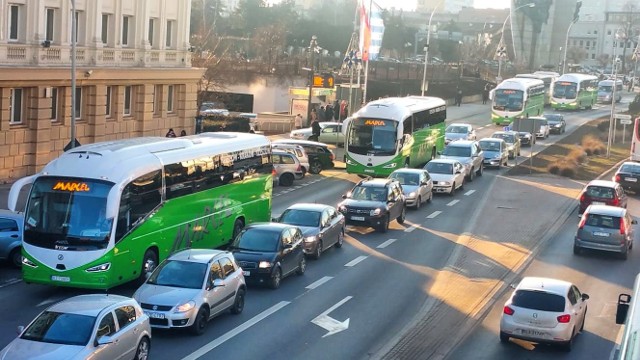 Sześć nowych autobus&oacute;w marki Irizar jeździ od lutego w rzeszowskiej firmie Marcel, na trasie Rzesz&oacute;w - Krak&oacute;w. W każdym autokarze znajduje się defibrylator ratujący ludzkie życie.Nowe autobusy w tym tygodniu przyjechały do Rzeszowa. Będą obsługiwać połączenia Marcela na trasie Rzesz&oacute;w - Krak&oacute;w. Autobusy są ekologiczne, silniki spełniają najwyższe normy spalin euro6 , w każdym jest dostęp do szybkiego internetu.- Stawiamy też na bezpieczeństwo - usłyszeliśmy w firmie Marcel. - W każdym autokarze znajduje się defibrylator ratujący życie ludzkie.