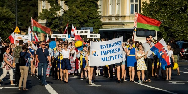 Bydgoszcz znów jest światową stolicą muzykującej młodzieży! Po raz 42. Bydgoskie Impresje Muzyczne tradycyjnie w poniedziałek (24 czerwca) otworzył przemarsz ulicami centrum miasta uczestników festiwalu, którzy przyjechali do nas z: Białorusi, Chin, Czech, Gruzji, Holandii, Łotwy, Polski, Rosji, Rumunii, Turcji, Ukrainy, Węgier i Włoch.  - Tegoroczny BIM jest rekordowo liczny! Do Bydgoszczy przybyło blisko 850 gości z 13 krajów świata, to grono uzupełniają także nasze zespoły pałacowe - powiedziała nam Beata Przybojewska, koordynatorka festiwalu organizowanego przez bydgoski Pałac Młodzieży.I to właśnie spod siedziby bydgoskiego Pałacu Młodzieży przy ul. Jagiellońskiej uczestnicy BIM-u ulicą Mostową przemaszerowali do amfiteatru Opery Nova, gdzie odbył się koncert oficjalnie otwierający festiwal. W amfiteatrze gości powitała m.in. wiceprezydent Iwona Waszkiewicz. Oczywiście, na otwarcie nie zabrakło tańca z flagami, specjalnie dla gości wystąpił także Zespół Pieśni i Tańca „Ziemia Bydgoska”, zagrała wojskowa orkiestra. Od wtorku (25 czerwca) do czwartku (27 czerwca) ulice w centrum Bydgoszczy ożywi różnorodna  muzyka i barwne stroje - zwłaszcza te zespołów  folklorystycznych. Koncertów można przyjść posłuchać: w amfiteatrze przy ulicy Mostowej (od 13.00), na placu Teatralnym (od 15.30), a także w Akademii Muzycznej przy ul. Staszica 3 (od 9.30 w środę i czwartek), w klubie Eljazz (ul. Kręta 3, środa o 20.00 i czwartek o 16.00).Będą też specjalne koncerty - nowością jest ten wtorkowy o godz. 17.00 w Akademii Muzycznej pt. „Muzyka naszych czasów” w wykonaniu uczniów Państwowy Zespół Szkół Muzycznych im. Artura Rubinsteina w Bydgoszczy, podczas którego młodzież zagra i zaśpiewa utwory niemalże swoich rówieśników, bo kompozytorów do 25 r.ż.Z kolei w środę  (26 bm.) o 19.00 występ pałacowego Jazz Big Bandu’75 na pl. Teatralnym będzie przedsmakiem koncertu muzyki rozrywkowej o 20.00 w Eljazzie - tu wystąpią m.in. Włosi, którzy udowodnią, że nawet Pavarotti może brzmieć rockowo! Swoimi występami tego wieczoru zaskoczy także młodzież z Chin, Turcji, Holandii i Rosji.W czwartek w 15.30-18.00 na pl. Teatralnym interaktywny „BIM dzieciom”, który poprowadzą Dominika Kosińska wraz Dorotą Tomaszewską, a wystąpią: zespoły folklorystyczne z Gruzji i Łotwy, Zespół Pieśni i Tańca „Mały Śląsk” oraz Kozienicka Młodzieżowa Orkiestra Dęta FURIOSO. Będą też dodatkowe animacje.Finał 42. BIM-u w piątek – będzie gala z udziałem wszystkich zespołów, widowisko oraz ogłoszenie werdyktu jury festiwalu. Uwaga, wejściówki na galę w Operze Nova są do odbioru  środę (26 czerwca) od godz. 8.00 w Gimnazjum nr 27 (ul. Kruszwicka 2).