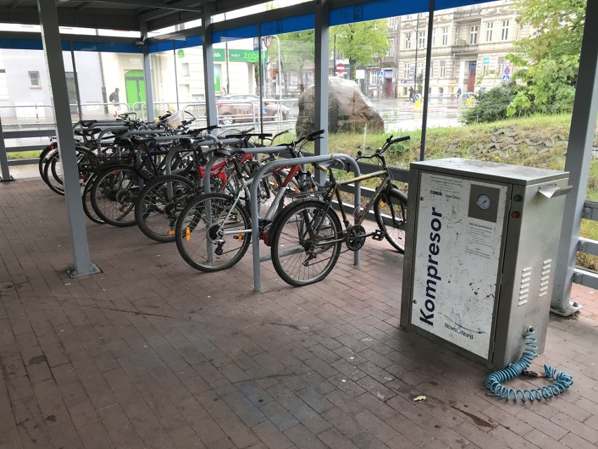 Zaniedbany parking dla rowerów przed dworcem PKP w Słupsku