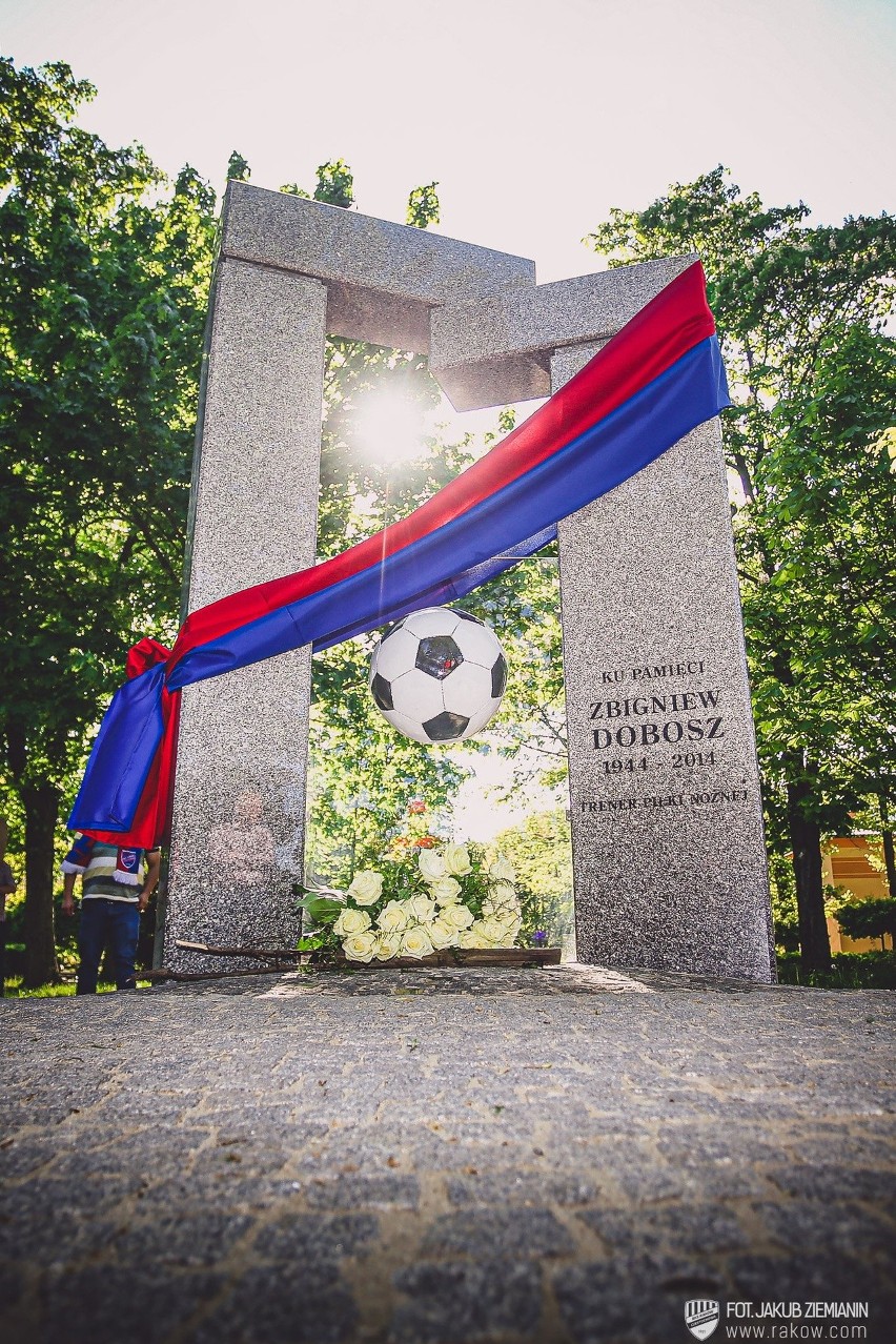 Pomnik odsłonięto 14 maja 2022 roku na Skwerze im. Zbigniewa...