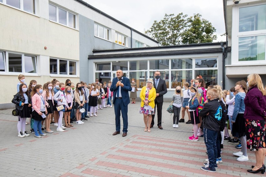 Prawie 550 uczniów z zachowaniem zasad bezpieczeństwa...