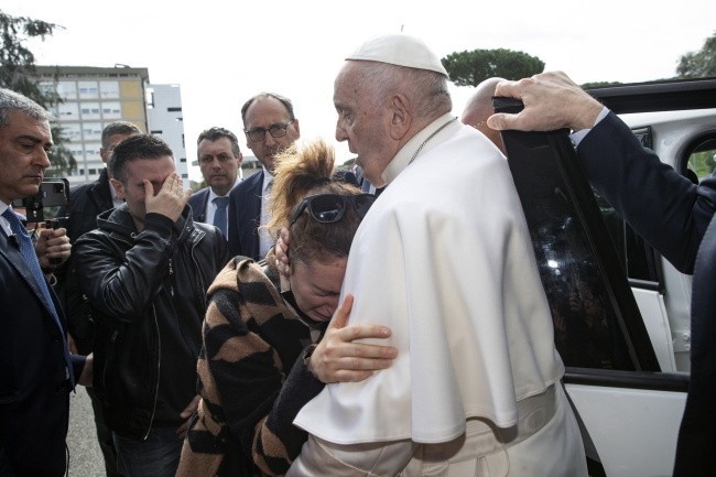 Pytany o to, jak się czuje, papież zażartował: "Wciąż żyję".